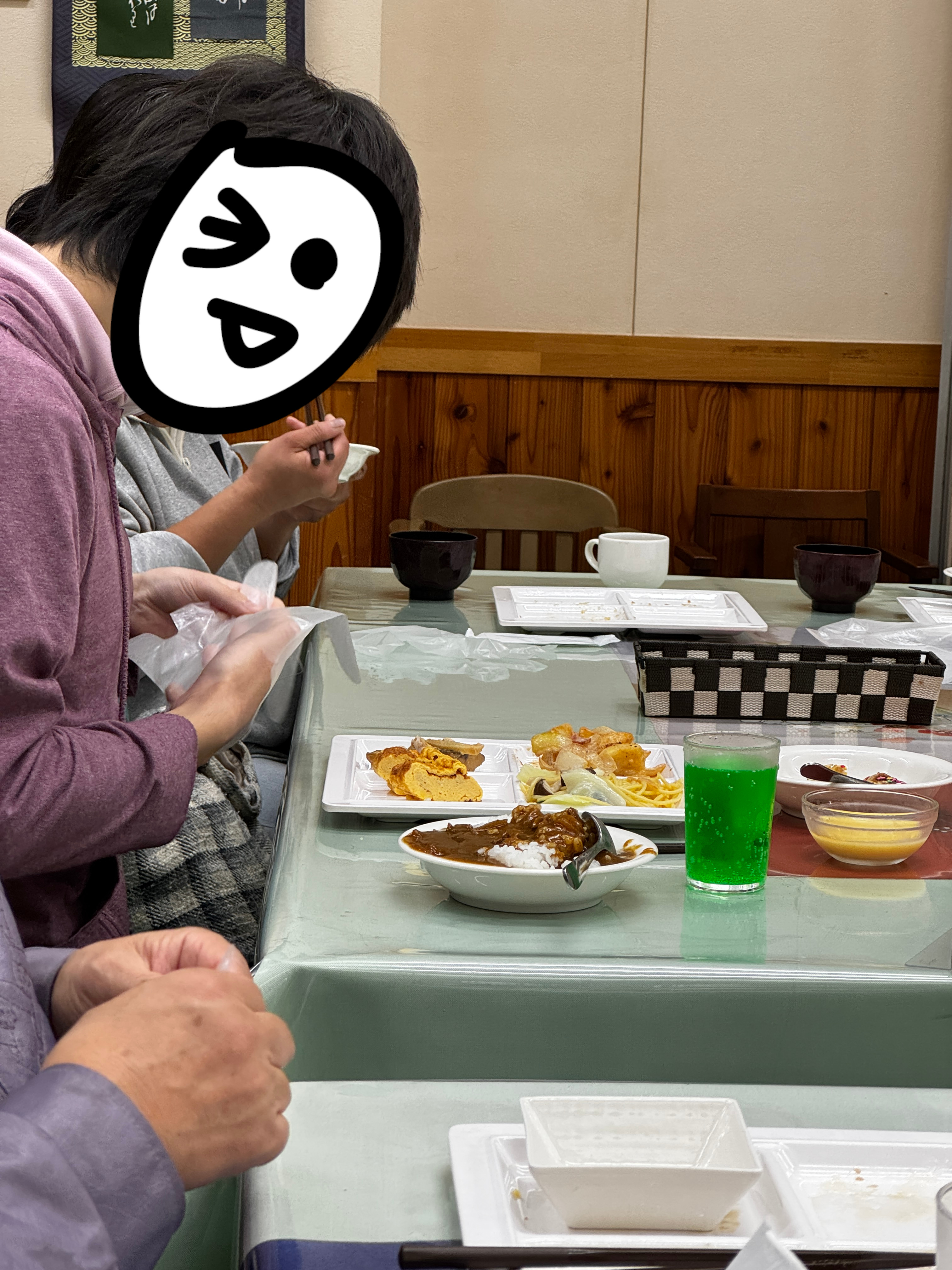 ビュッフェでの食事の様子